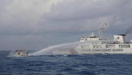 4艘菲船强闯黄岩岛!解放军军舰开闸放水,先给菲军“洗个澡”