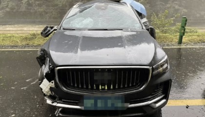 夫妻自驾游途中汽车撞上山体,湖北一途经民警为救人被车门夹断手指正接受治疗