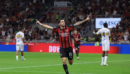 太不容易!第99分钟比赛终于结束,40岁魔笛直接跪地庆祝