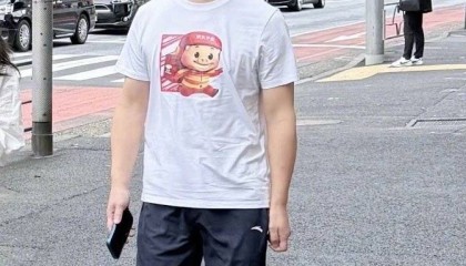 刘强东穿39元T恤逛街,章泽天穿200块防晒衫,新贵们可没那么“老钱”!