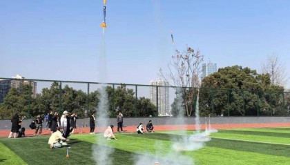 321发射！快看大朋友也玩“飞火箭”“放飞机”