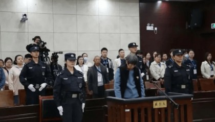 余华英庭审期间“五张脸”:凶狠、发抖、冷漠……