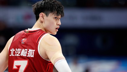 篮协:导致曾凡博受伤的犯规为错漏判 应吹违体