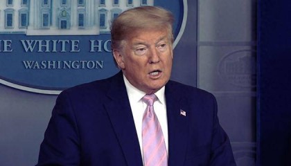 难怪哈梅内伊不怕,特朗普刚放风要打,一道火光撕裂夜空