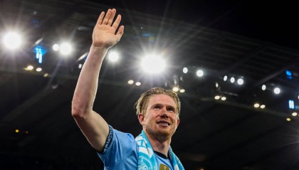 曼城官宣为德布劳内立雕像+送终身票 丁丁:我永远在这