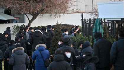 尹锡悦命运迎来转折?11000人聚集总统官邸外,在野党棋差一招