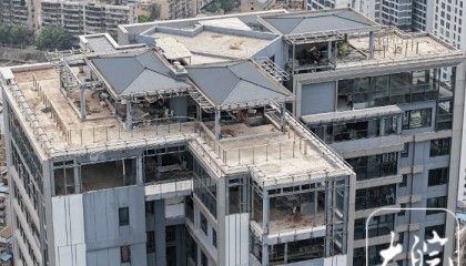 武汉长江边一54层住宅楼顶出现“楼上楼” 部门回应:已立案调查违建情况