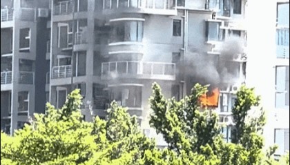 深圳一小区突发起火,现场浓烟滚滚