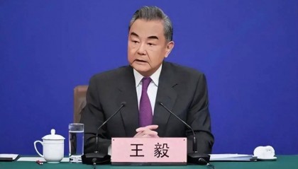 王毅再定台湾地位,台当局激烈反击三招,解放军八字法则展示决心