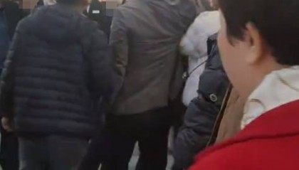 工资被折换成郑州一商场购物卡,每月仅一天能使用,律师:以购物卡支付工资或涉嫌违法