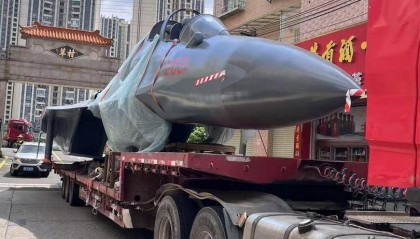 货车拉着战斗机进村?顺德北滘:歼-16模型机,国防教育用