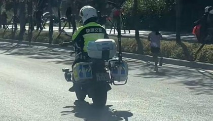 组委会回应6岁女孩跑完42公里全马:其父不顾裁判多次阻拦让女儿违规蹭跑,已处罚