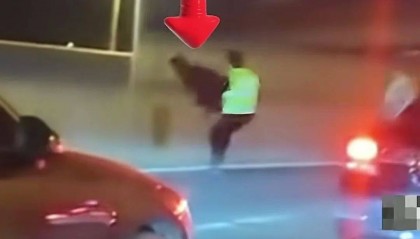 悲剧!郑州货车司机面对执法,绝望跳桥生命在十秒内消逝