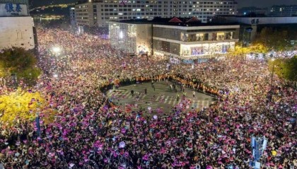 跨年夜在人群里点烟花喷射,警方通报:李某(男,22岁)已被采取刑事强制措施