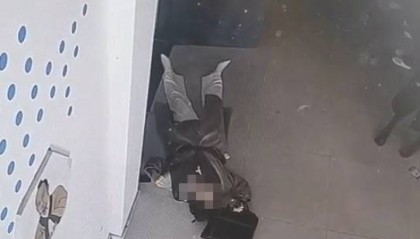 河南一大学老师心脏骤停晕倒,女学生按压施救:我也很害怕,看到老师好转激动手抖