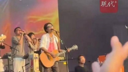 知名男歌手当场宣布停演!数次哽咽
