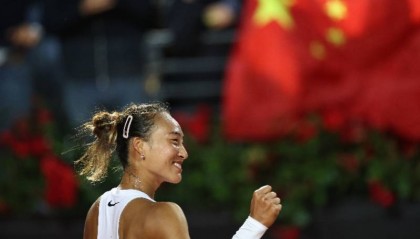 国际网坛热议郑钦文胜萨巴,WTA官网:事不过七,她做到了