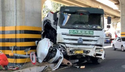 “呼和浩特一轿车被混凝土商砼车撞碎”,事故认定书已出,事故造成一人不幸身亡