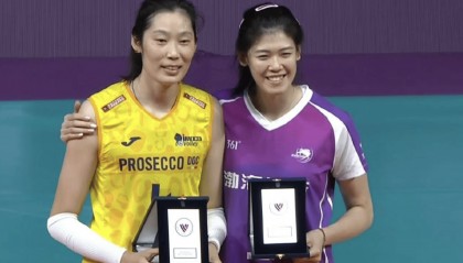 难忘一幕!中国女排主攻线世俱杯赛场隔网较量同台领奖