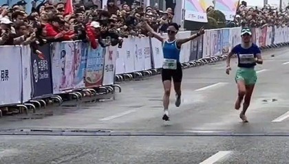 女子半马选手冲线前举手庆祝,最后一秒被第二名反超!本人回应