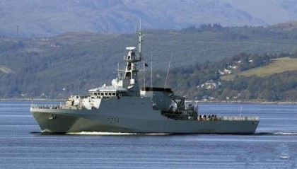 美军把“台湾牌”,交接给英国继续打,一艘破舰穿台挑衅解放军