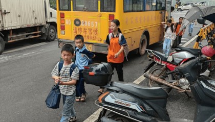 湖南岐山镇多所学校被摊派校车费,校车办负责人:可找社会赞助