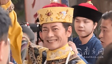 知名男演员在景区打工!网友:真和当年一样