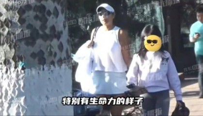 湖南籍超模瞿颖,和男友带两个女儿一起打网球
