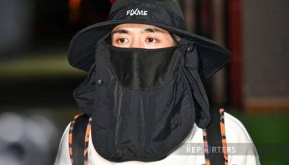 王星回国了,但网友还是想不通:为什么会选择拐卖明星?