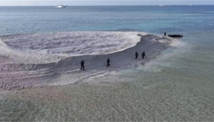 南海对峙!6名菲律宾人强行登岛,中国海警强势进场,插国旗警告