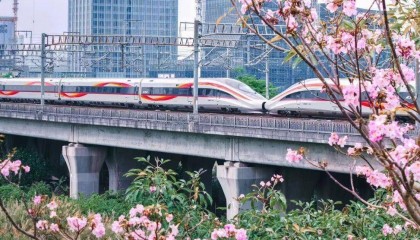 创历史同期新高 一季度全国铁路发送旅客超10亿人次