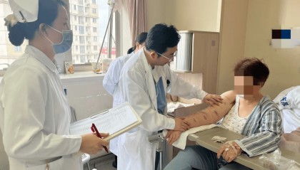 0.2毫米的“生命通道”:沪上医生用超级显微术为淋巴水肿患者“减负”