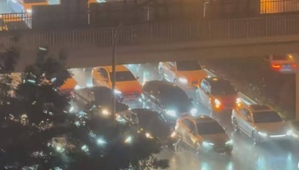 为躲冰雹在环路桥下违停致严重拥堵,专家指出此举已违法