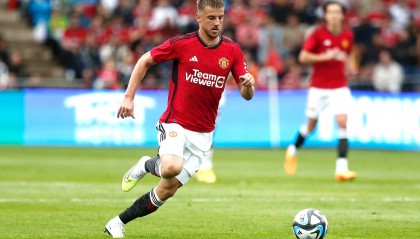 外媒:阿莫林会让曼联踢三后卫体系,芒特、约罗、梅努等人将受益