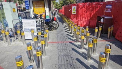 广州一地铁口出现密集隔离柱,当地街道办:防止电动车乱停乱放