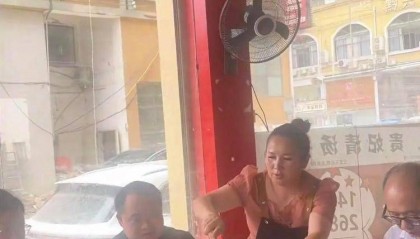 贵州榕江一餐馆灾后开业,县委书记和县长成首单客人,店主:10人消费448元由书记结账,县委办回应