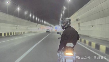 不满后车鸣笛,贵阳一男子骑电瓶车刹车挑衅、打烂轿车后视镜,警方介入→