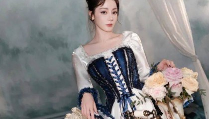 迪丽热巴问魔镜:谁是世界上最美的女人?华丽公主造型惊艳