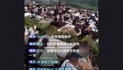 重庆一饭店把直播镜头对准“衣着凉快”客人,评论区网友开黄腔?饭店回应:固定机位纯属无意
