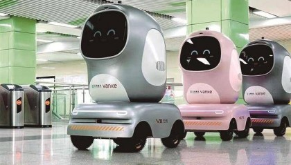【深圳特区报】全球首例 深圳机器人搭地铁为商家送货