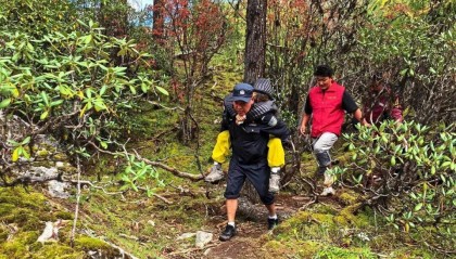 女孩在海拔4700米甘孜党岭严重高反,找到时呼吸困难已陷入半昏迷