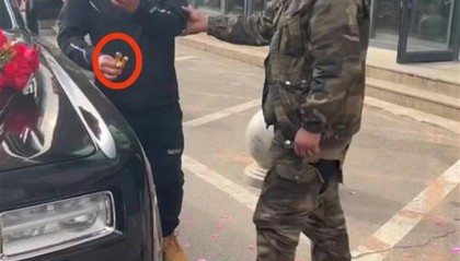 长春街头劳斯莱斯“小金人”被掰断?警方已介入,当地婚庆:男子经常讨要喜钱