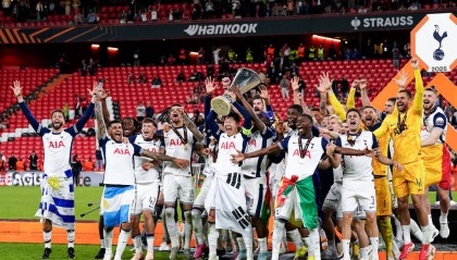 亚洲之光!孙兴慜以队长身份捧起欧战奖杯 韩国历史第一人