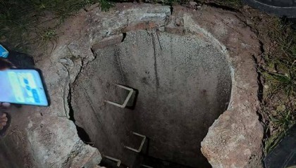 男生掉化粪池遇难,父亲称池上仅木板和砖、周围铺了草皮没有警示标识,教育局最新回应