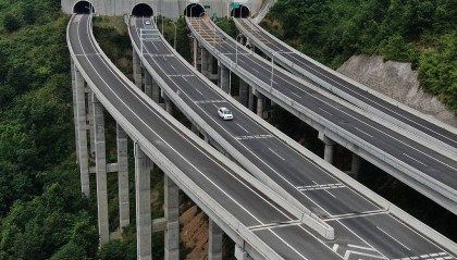 交警高速设卡拦截处罚超速车,如此“擦边”为安全还是搞钱