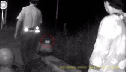 北京一老人夜晚打车到20多公里外,要把钱埋土里,司机紧急报警!