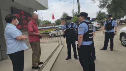 男子携7张定期存单要提前取款，银行柜员发现疑点……