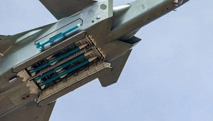 300公里极限打击!解放军霹雳-16震撼亮相,歼-20战机火力大幅增强