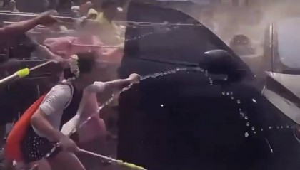 副总裁回应“泼水节理想车被外人语音解锁开门成泡水车”:乘客手动开的门