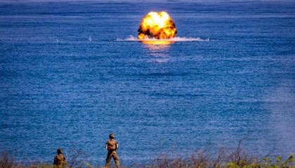 菲军夜袭黄岩岛成瓮中鳖,连胡塞都应付不了的美国,拿什么援菲?